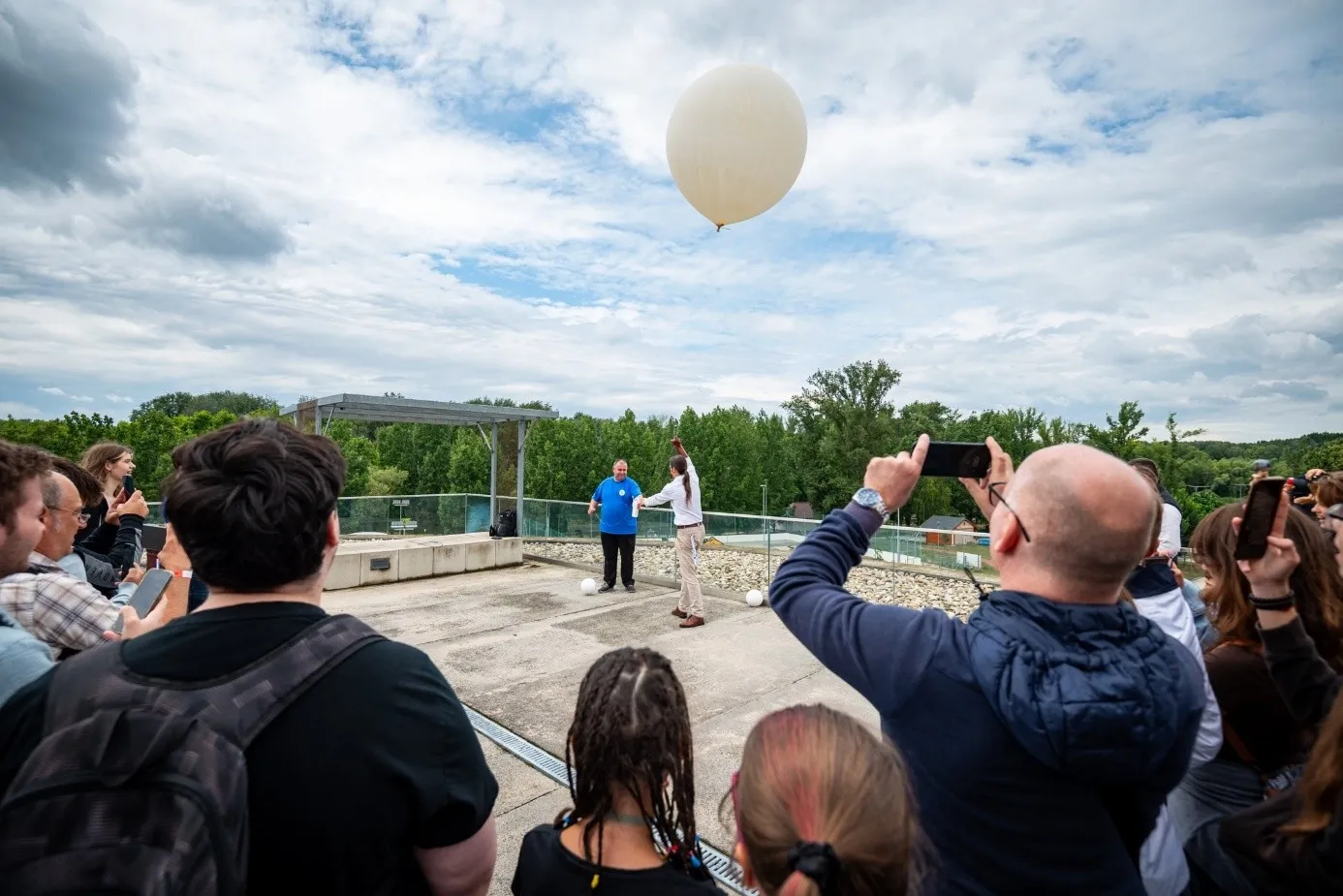 The weather balloon ascends to an altitude of approximately 35 km. (Photo: Máté Dudás)